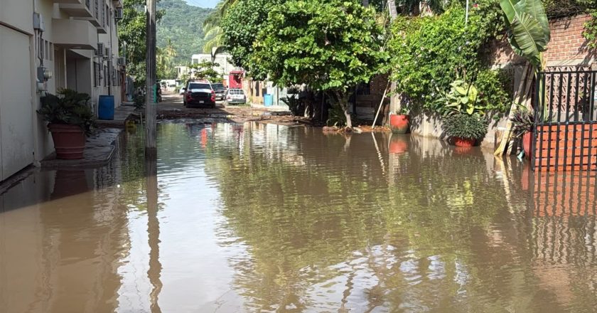 Atiende Protección Civil reporte en Lo de Marcos por acumulación de agua
