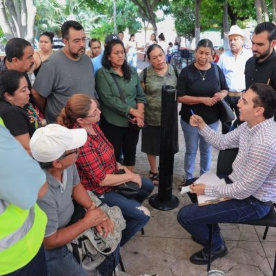 Héctor Santana atiende personalmente a ciudadanos de Jarretaderas 