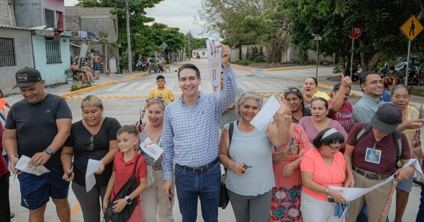 Inaugura Héctor Santana la calle de ingreso al Fraccionamiento Las Conchas