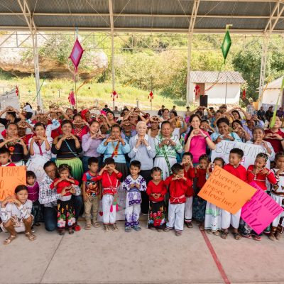 Beatriz Estrada lleva apoyos y esperanza a Playa de Golondrinas, en Del Nayar