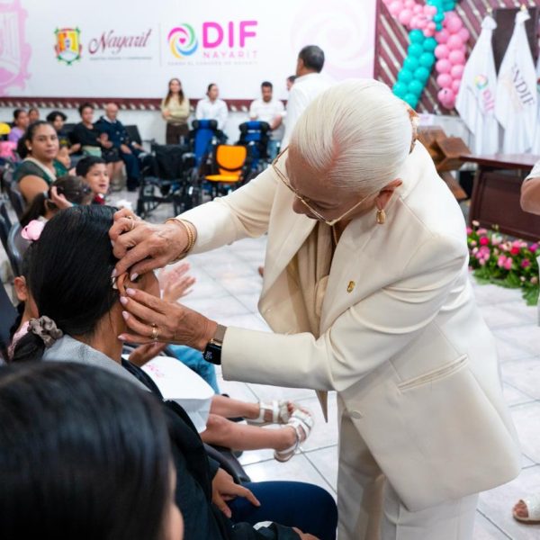 Beatriz Estrada entrega auxiliares auditivos y aparatos de movilidad para mejorar la vida de familias nayaritas