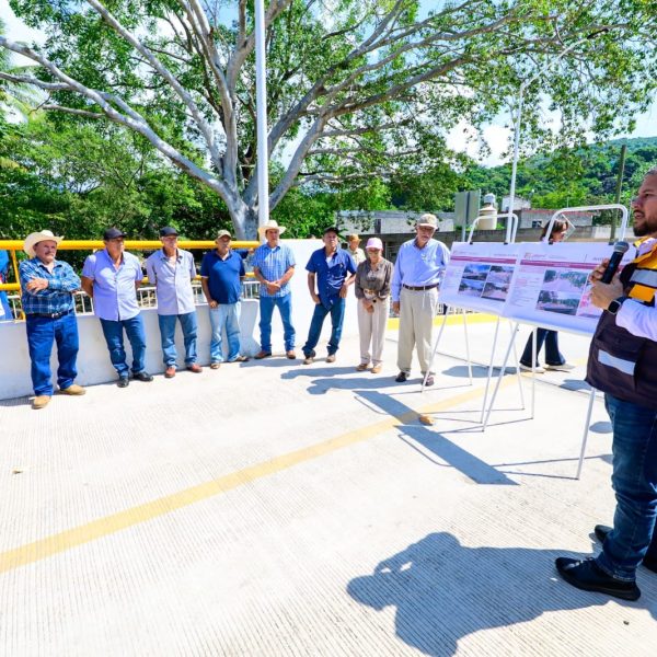 Miguel Ángel Navarro y Beatriz Estrada supervisan nuevos puentes en Jalcocotán